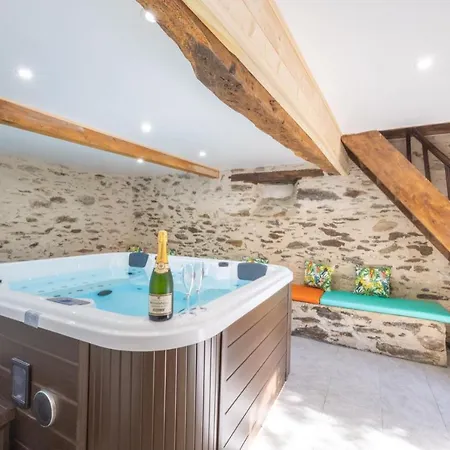 Newly Renovated Fort With Panoramic Landscape View Jacuzzi & Billiard Villa