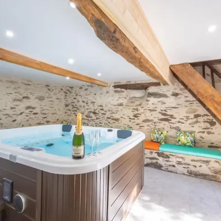 Newly Renovated With Panoramic Landscape View Jacuzzi & Billiard